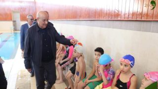 حمدي ولد الرشيد يشرف على إنطلاق دروس السباحة المجانية بالعيون