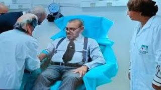 الملك يتفقد الحالة الصحية لضحايا الزلزال ويتبرع بالدم بمستشفى مراكش