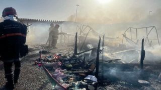 حريق مهول يلتهم سوقا للمتلاشيات بمدينة العيون