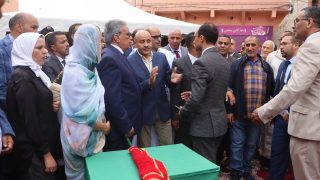 والي جهة كلميم وادنون يشرف على إعطاء انطلاقة العملية الأولى من مشروع الصباغة وتهيئة واجهات الشوارع الرئيسية بكلميم
