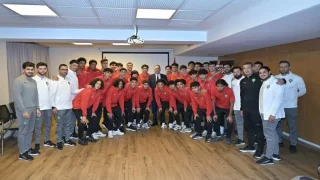 لقجع يزور لاعبي منتخب أقل من 17 سنة ويحفزهم قبل نهائي كأس إفريقيا