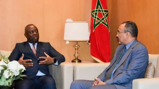 سفير سيراليون يحل بالداخلة في زيارة رسمية لتعزيز التعاون الثنائي