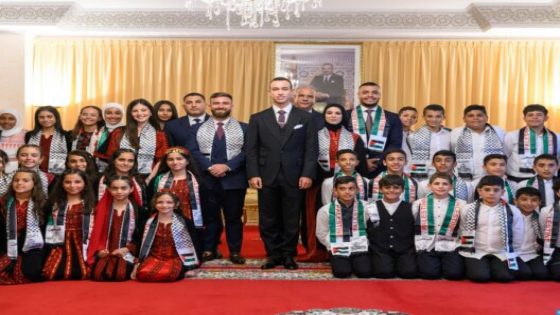 ولي العهد المغربي يستقبل أطفالاً من القدس في تطوان