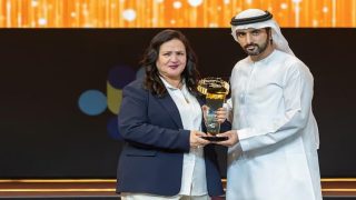 تتويج المغربية فوزية محمودي بلقب “صنّاع الأمل العربي” في دولة الإمارات