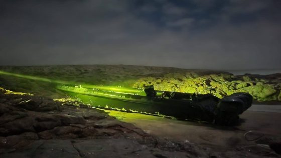 جنوح قارب سريع بشاطئ سيدي بولفضايل يستنفر السلطات بإقليم تيزنيت