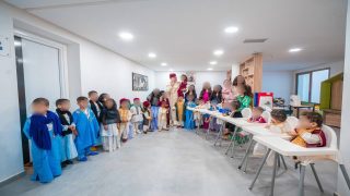 عامل إقليم بوجدور يرسم البسمة على وجوه أطفال مركز للا أمينة في أجواء عيدية مفعمة بالإنسانية