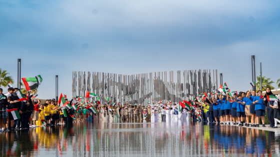 الدار للتعليم تدعم مبادرة صاحب السمو الشيخ محمد بن راشد آل مكتوم وتشارك أكثر من 300 طالب وولي أمر ومعلم وموظف في فعالية وطنية لرفع علم دولة الإمارات