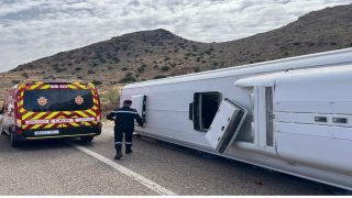 إصابة 13 شخصاً في انقلاب حافلة لنقل المسافرين بمنطقة تهالة