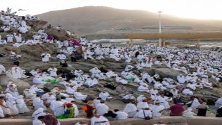 ملايين الحجاج يتوافدون إلى صعيد عرفات لأداء الركن الأعظم من الحج وسط تنظيم محكم وإجراءات مكثفة