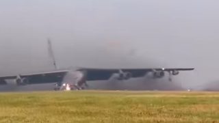 مقتل 8 عسكريين في تحطم قاذفة أميركية بعد دقائق من إقلاعها بكاليفورنيا