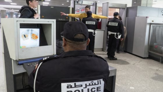 مطار محمد الخامس.. توقيف مواطن ألماني مبحوث عنه دولياً للاشتباه في تورطه في تهريب المخدرات وإضرام النار في سيارة