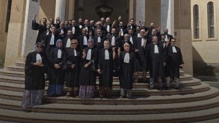 محامو هيئة العيون يحتجون أمام محكمة الاستئناف رفضًا لمشروع قانون تنظيم المهنة