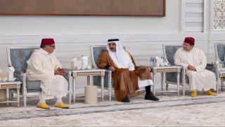 بتكليف من جلالة الملك.. رئيس الحكومة عزيز أخنوش يقدم واجب العزاء بالدوحة