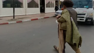 معاناة سكان حي الأمل بالعيون من تصرفات شخص بحاجة لرعاية نفسية