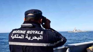 البحرية الملكية توقف قارباً مطاطياً جنوب الداخلة