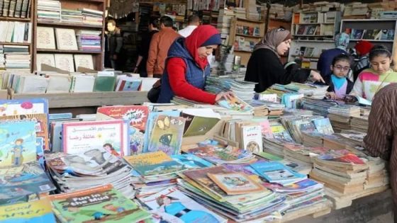 مشكل نقص المقررات في الاسواق يتكرر من جديد ، قصة معاناة الاسر للحصول على المستلزمات الدراسية