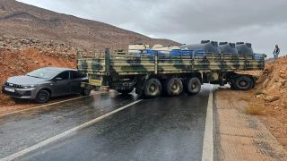 انزلاق شاحنة عسكرية بسبب الأمطار يتسبب في إغلاق الطريق الرابطة بين أسا وكلميم